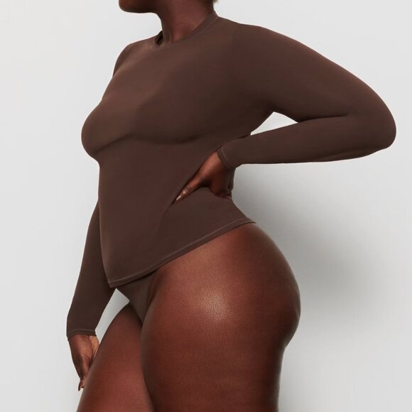 SKIMS Fits Everybody LONG SLEEVE T-SHIRT - Picture 2 of 5